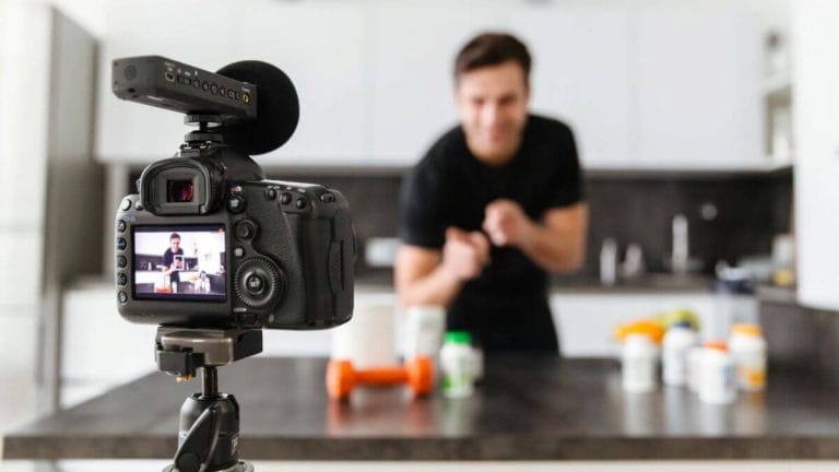 Uno YouTuber è un utente che carica o appare in video su questa piattaforma con l'obiettivo di far crescere una community.